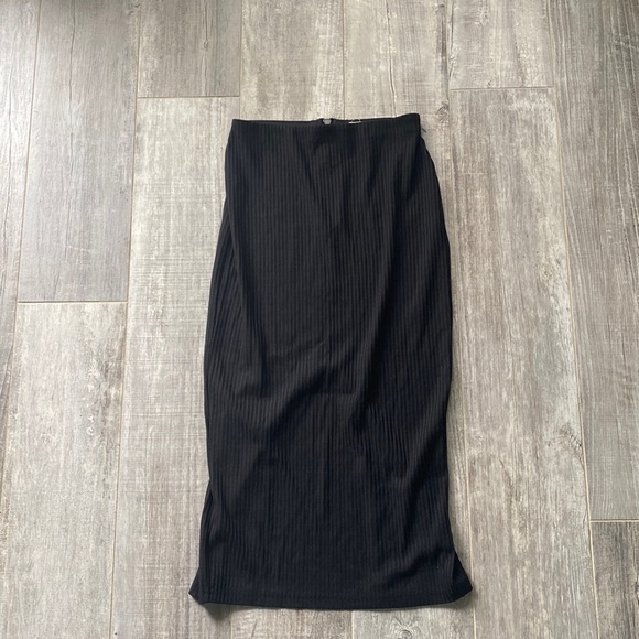 NWOT Silence + Noise Pencil skirt with back slit.  Size small - Picture 2 of 4